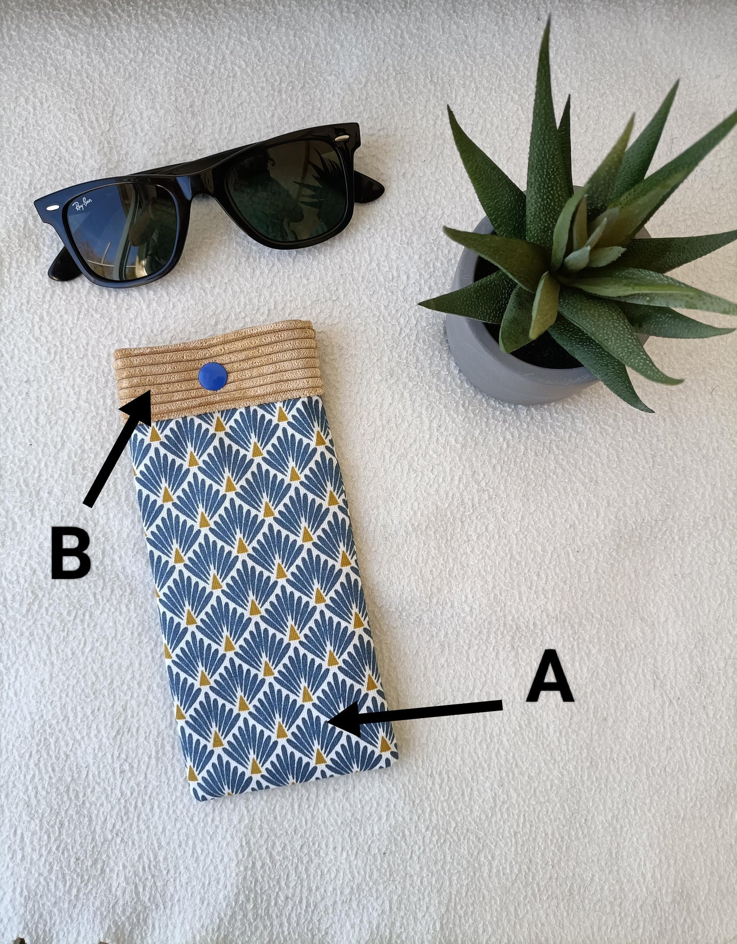 Étui à lunettes brodé.